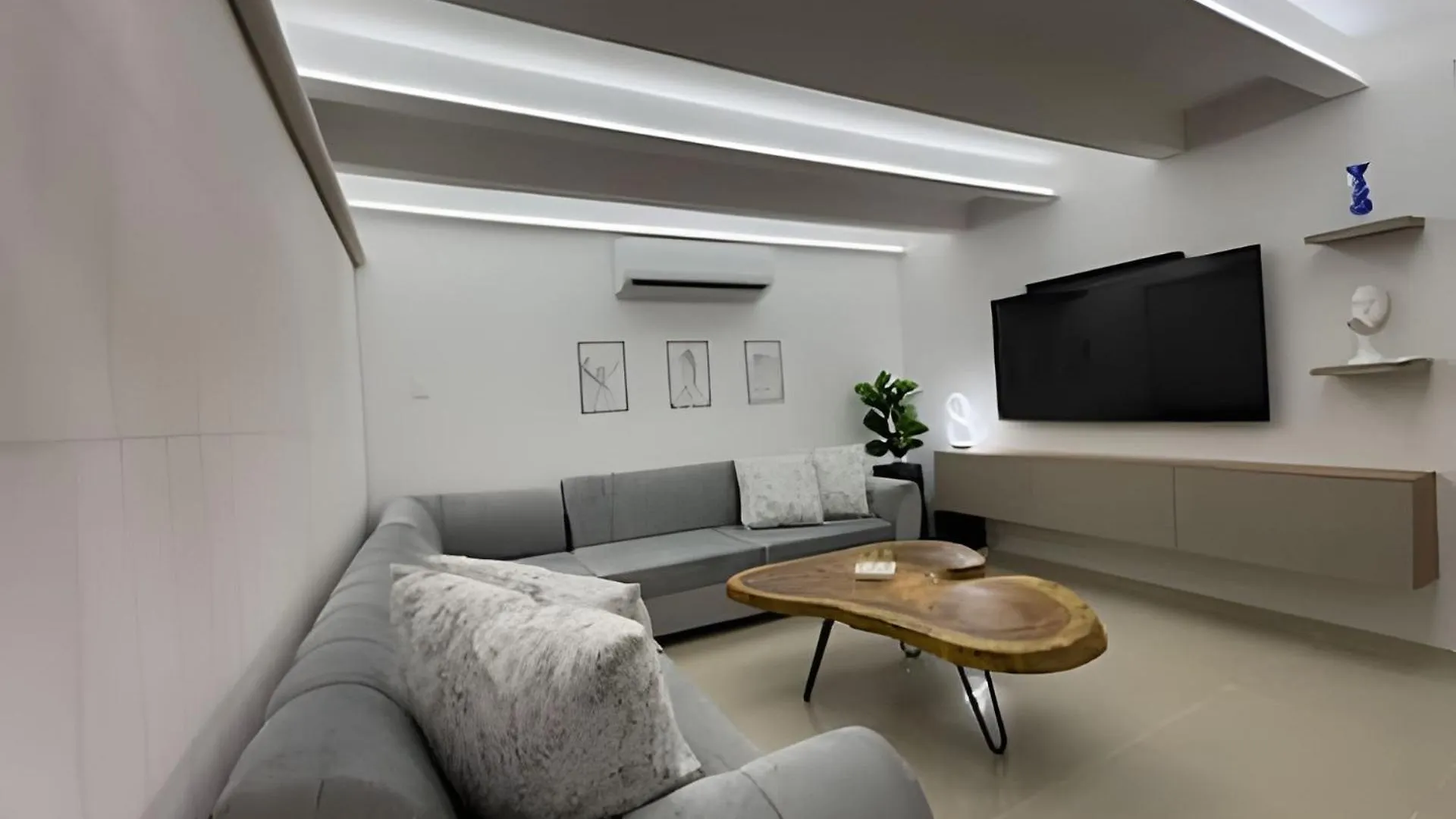 Luxury House In Manga contacts